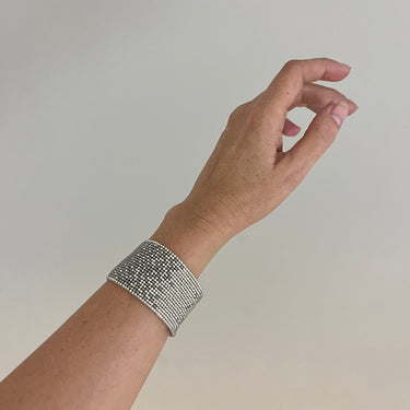 Brazalete Telar Plata Grueso Difuminado Gris Aperlado